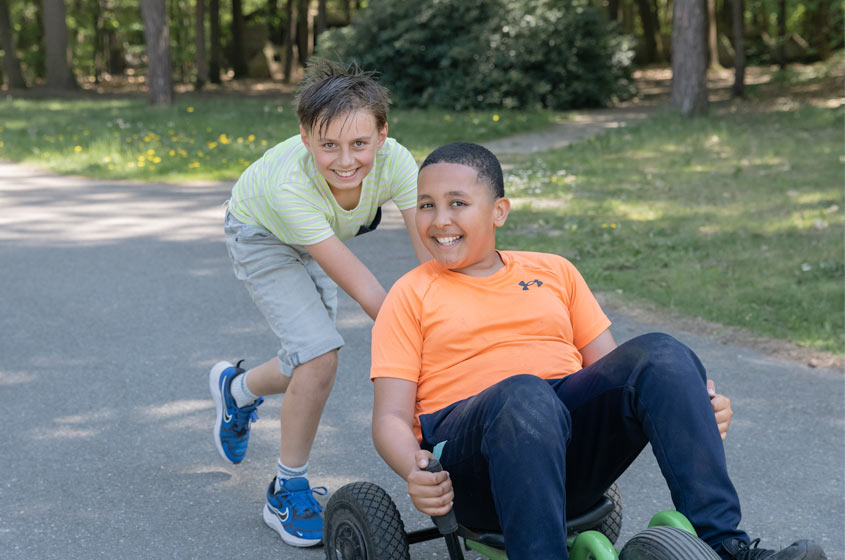 Kerstmakelaar-GoedDoel-HetVergetenKind-blijejongens