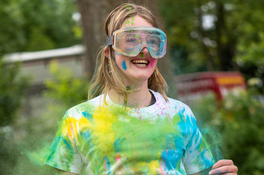 Kerstmakelaar-GoedDoel-HetVergetenKind-meisjemetverf
